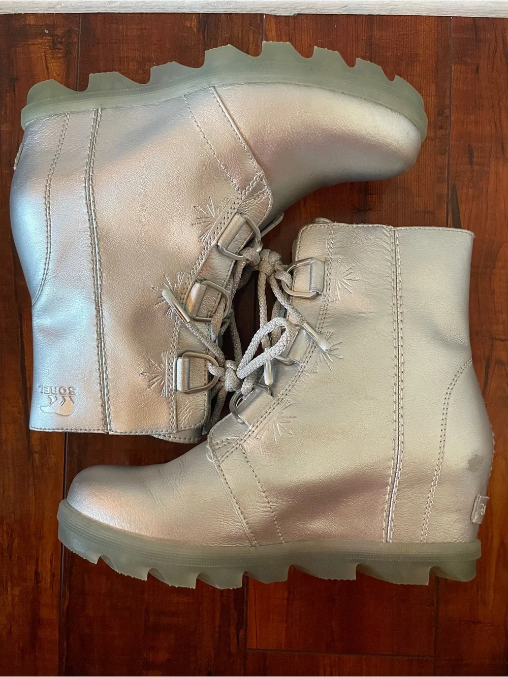 Sorel x Disney Joan of Arctic Wedge Frozen Snowflakes Silver Lace Up Boots 5
